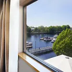 Radisson Blu Hotel, Άθλον