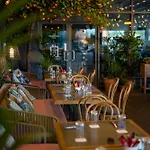 Radisson Blu Hotel, Ξενοδοχείο Άθλον