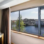 Radisson Blu Hotel, 4* Άθλον