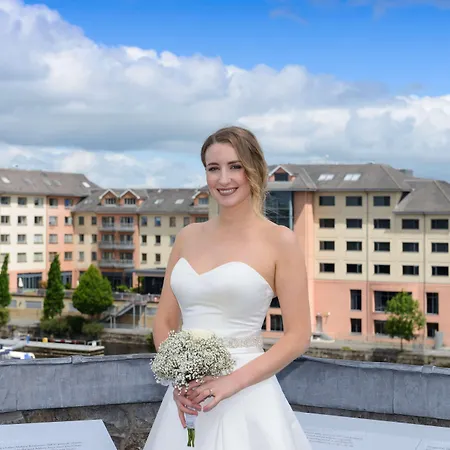 Radisson Blu Hotel, Ξενοδοχείο Άθλον