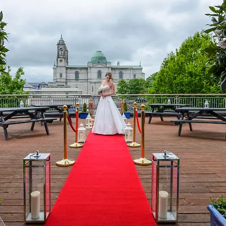 Ξενοδοχείο Radisson Blu Hotel, Άθλον