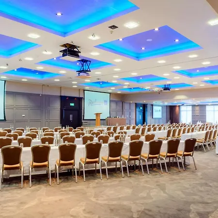 Radisson Blu Hotel, מלון את'לון