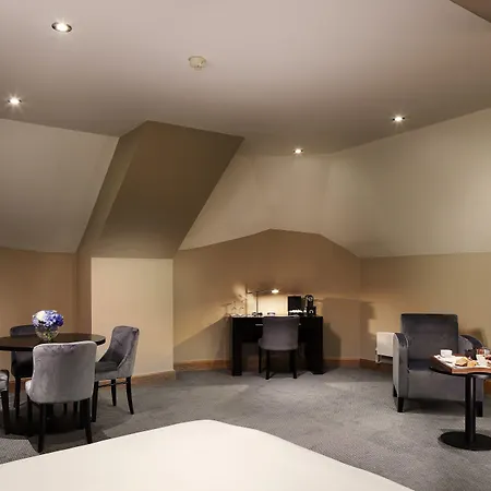 Radisson Blu Hotel, Ξενοδοχείο Άθλον