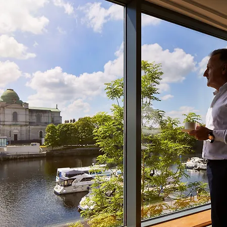 Radisson Blu Hotel, Άθλον